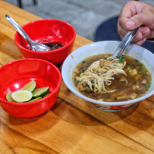 Kedai Mie Kolas, Legian